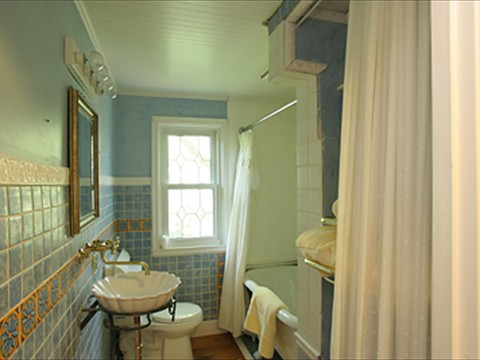 Nest Upstairs Bathroom